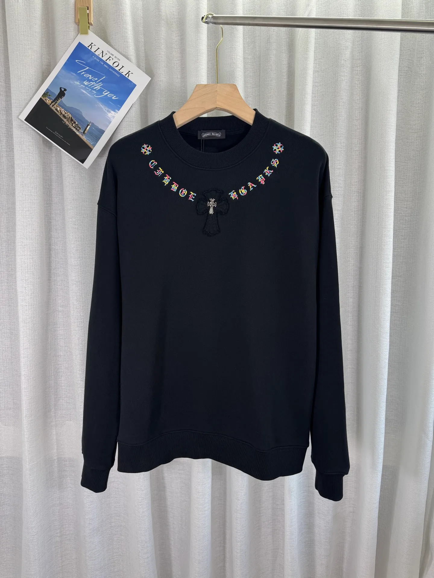 P260 top version, real shot without P, ​​different from market currency) 𝗖𝗵𝗿𝗼𝗺𝗲 𝗛𝗲𝗮𝗿𝘁𝘀/Cro Heart 2025 patch embroidery autumn and winter new original single counter American laser burnt 3D three-dimensional color embroidery couple casual sweatshirt 👑The highest version! Customized fabric 440g tripe terry fabric! American acid-washed and distressed original fabric laser burnt ✟appliqué embroidery and exquisite embroidery of letters! The best-selling model in the counter, very comfortable to wear. Accessories: original molded and authenticated collar label➕100% silk wash label. Genuine purchase-grade original hangtag��matching hanging rope➕3D hanging beads➕original packaging bag. Craftsmanship: The original version has consistent wiring! The highest version of the armhole matching technique! Color: White Black Size: S M L XL Style Number: 25-301